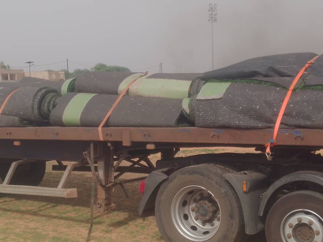 Stade municipal Alassane Wade : le complément du gazon synthétique est réceptionné